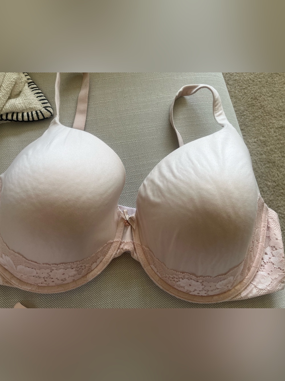 Victoria’s Secret pink lightly-padded bra with lace accents Size. 38DDD